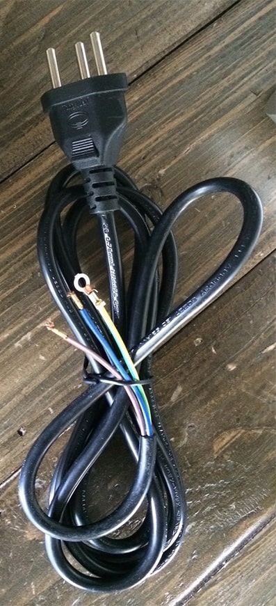 Extension power supply lead with plug